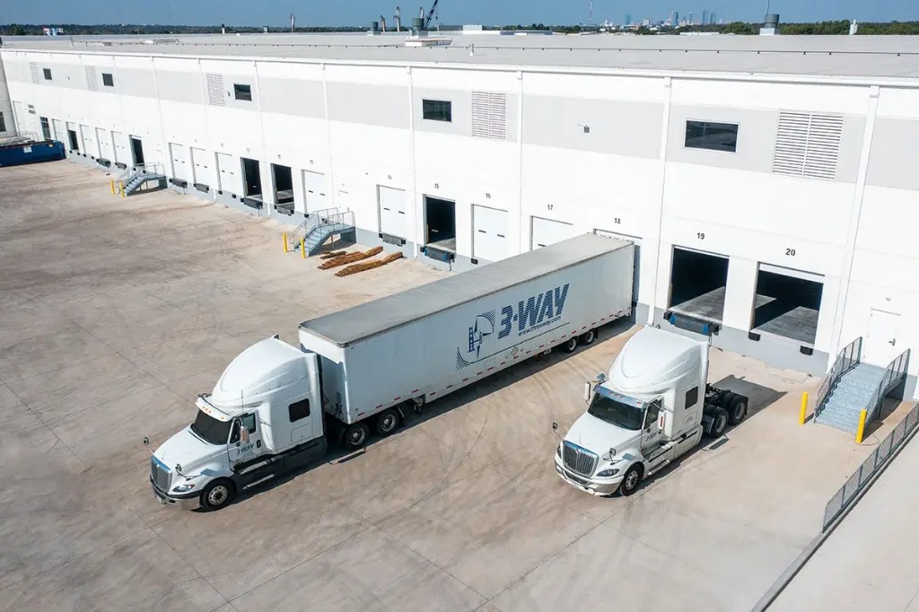 Rewashi Cube loading docks with inbound trailers